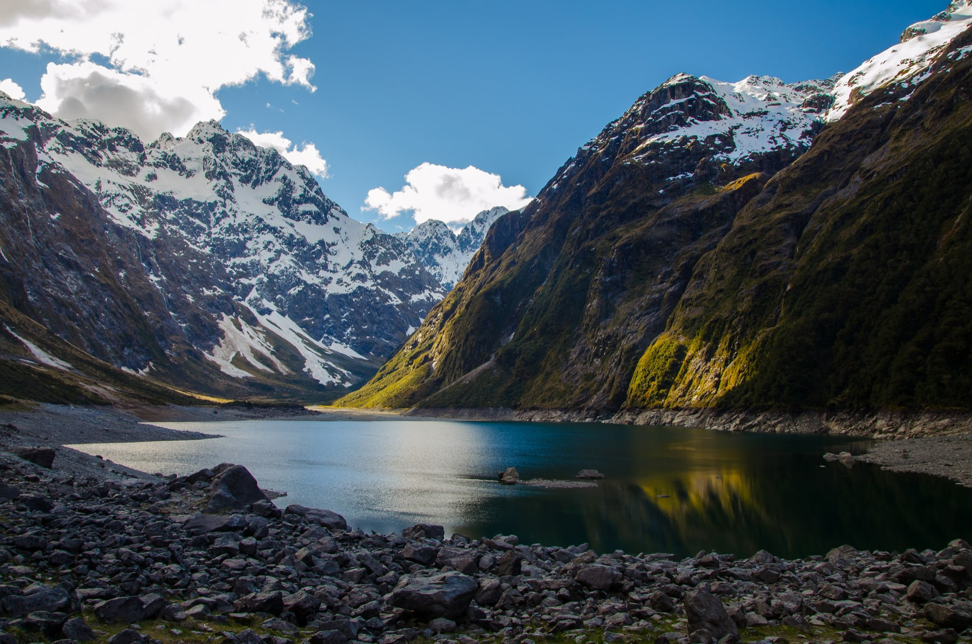 closeup-shot-lake-marian-mountains-new-zealand-min Image